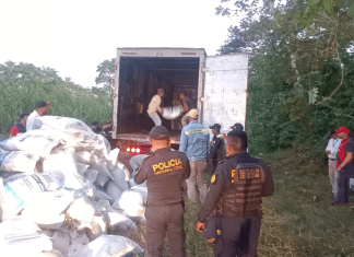 La PNC recupera sacos de fertilizante que fueron robados en un área de la autopista a puerto Quetzal Fertilizante recuperado