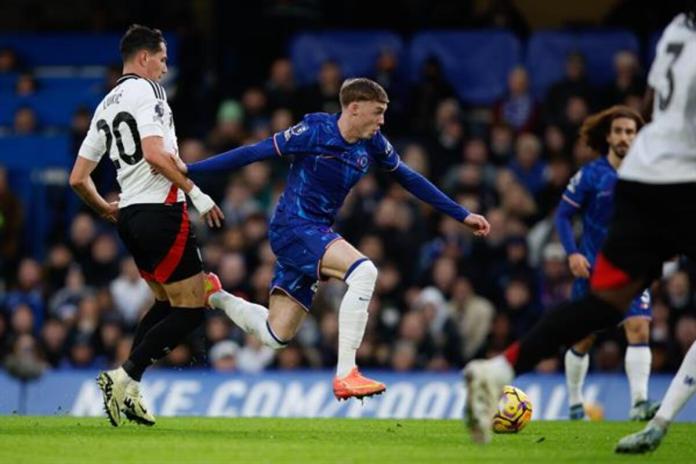 El jugador del Chelsea Cole Palmer conduce el balón antes del 1-0 durante el partido de la Premier League que han jugado Chelsea FC y Fulham FC en Londres,Reino Unido. Londres. Foto La Hora: EFE