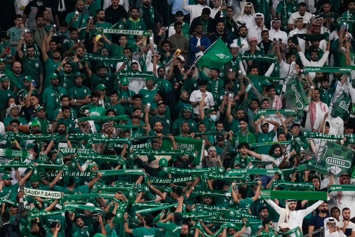 Aficionados saudíes apoyan a la selección de su país en un encuentro de la Copa Asiática ante Corea del Sur, el martes 30 de enero de 2024. Foto La Hora: AP