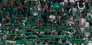 Aficionados saudíes apoyan a la selección de su país en un encuentro de la Copa Asiática ante Corea del Sur, el martes 30 de enero de 2024. Foto La Hora: AP