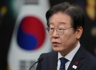 Líderes surcoreanos hacen llamada a la calma tras la moción contra el presidente Yoon El líder del principal partido de oposición, el Partido Democrático, Lee Jae-myung, habla durante una conferencia de prensa sobre el juicio político al presidente, Yoon Suk Yeol, en la Asamblea Nacional en Seúl, Corea del Sur, el domingo 15 de diciembre de 2024. Foto La Hora: AP