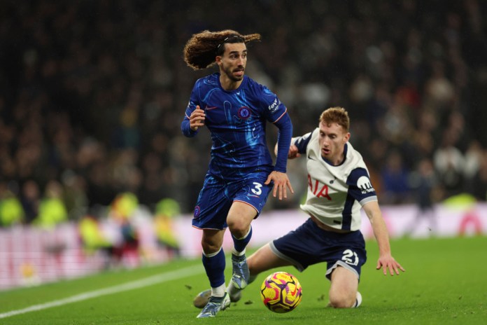 Marc Cucurella del Chelsea disputa el balón con Dejan Kulusevski del Tottenham durante el partido de fútbol de la Liga Premier inglesa entre el Tottenham y el Chelsea, en el estadio Hotspur en Londres, el domingo 8 de diciembre de 2024. Foto La Hora: AP