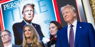 Fotografía tomada de la cuenta en X de la Bolsa de Valores de Nueva York (NYSE) del presidente electo de los Estados Unidos, Donald Trump (d), en la sede de la bolsa este jueves, en Nueva York (EE.UU.). EFE/ New York Stock Exchange