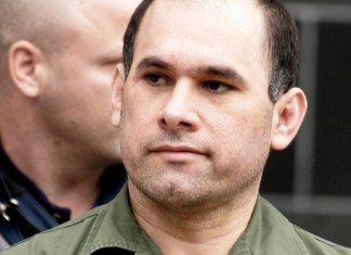 ARCHIVO - El mexicano Osiel Cárdenas Guillén, acusado de ser un capo del narcotráfico, sale de una corte federal estadounidense tras declararse no culpable de los cargos de liderar un cártel de drogas, el 9 de febrero de 2007, en Houston. (AP Foto/Pat Sullivan, archivo)