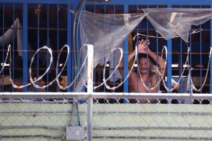 Un recluso observa a través de una reja en el centro penitenciario La Esperanza, en San Salvador (El Salvador). EFE/ Rodrigo Sura