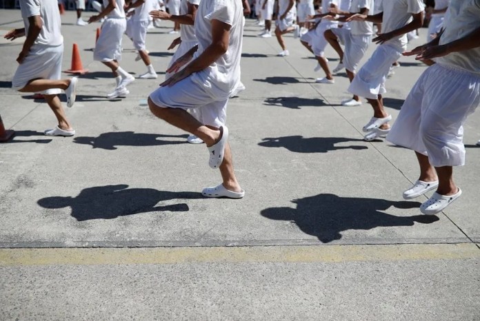 Reclusos realizan ejercicios como parte de la política de reinserción denominada Plan Cero Ocio en el centro penitenciario La Esperanza, en San Salvador (El Salvador). EFE/ Rodrigo Sura