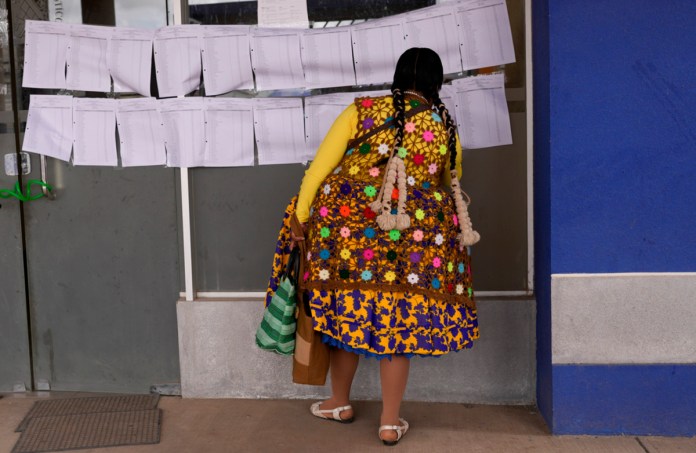 Una votante busca su lugar para sufragar durante las elecciones judiciales en Guaqui, Bolivia, el domingo 15 de diciembre de 2024.Foto La Hora: AP