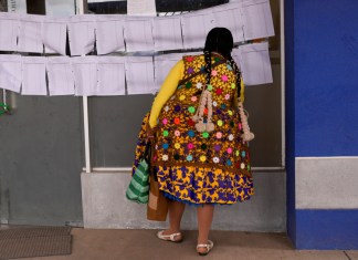 Con apatía bolivianos acuden a las urnas para elegir magistrados en polémicas elecciones judiciales Una votante busca su lugar para sufragar durante las elecciones judiciales en Guaqui, Bolivia, el domingo 15 de diciembre de 2024.Foto La Hora: AP