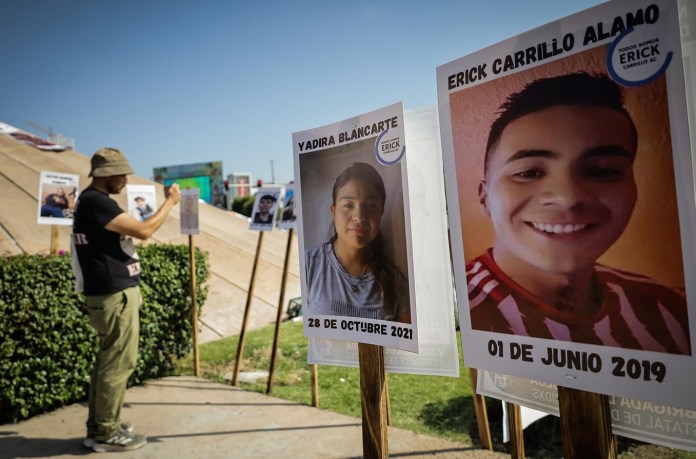 Después de haber localizado a 1.650 personas, con vida y fallecidas, durante más de cinco años, el activista Eddy Carrillo logró encontrar el cuerpo de su hijo Erick Carrillo en un predio de la zona este de la ciudad mexicana de Tijuana, fronteriza con Estados Unidos. EFE/ Joebeth Terríquez