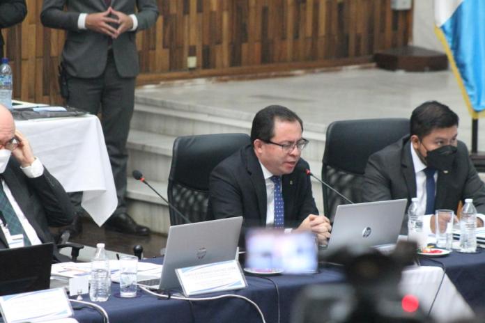 El decano de derecho de la USAC, Henry Arriaga, en la Postuladora para Fiscal General de 2022: Foto: La Hora / José Orozco