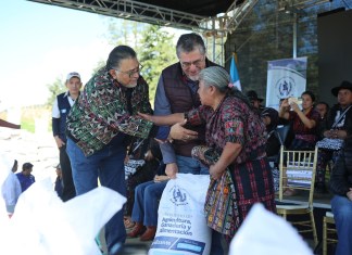 Bernardo Arévalo hace la primera entrega del Bono Campesino en Sololá Bono Campesino
