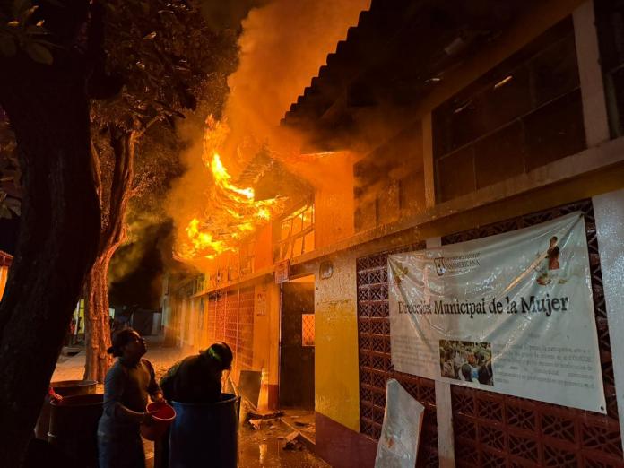 El incendio en las oficinas de la Municipalidad de Rabinal fue controlado por los Bomberos Voluntarios.