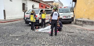 Bomberos Voluntarios informaron acerca del fallecimiento de una mujer tras ser arrollada mientras transitaba en La Antigua Guatemala.