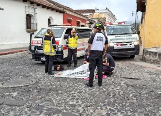 Bomberos Voluntarios informaron acerca del fallecimiento de una mujer tras ser arrollada mientras transitaba en La Antigua Guatemala.
