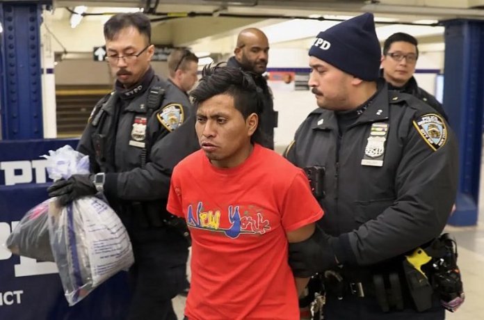 Una mujer fue quemada viva en un vagón del metro de Nueva York en un ataque intencionado por un ciudadano de guatemalteco.