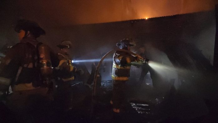 Diversas emergencias fueron atendidas en las últimas horas por cuerpos de socorro. Foto La Hora: Bomberos Voluntarios