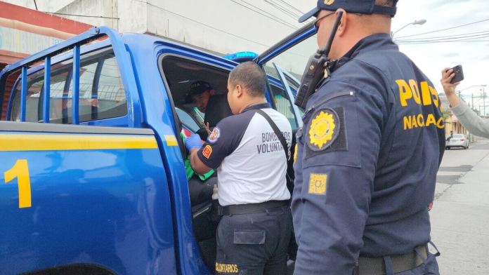 Dos ataques armados dejaron a tres personas heridas y tres detenidos. Foto La Hora: Bomberos Voluntarios