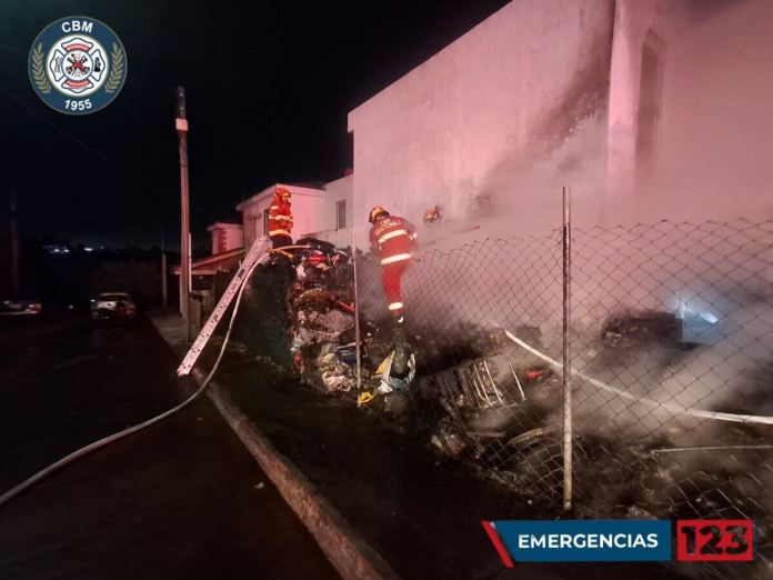 Incendio consumió bodega y vivienda. Foto La Hora: Bomberos Municipales