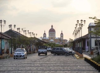 Fotografía de la calle La Calzada, y de fondo la catedral en Granada (Nicaragua). EFE/ . Stringer