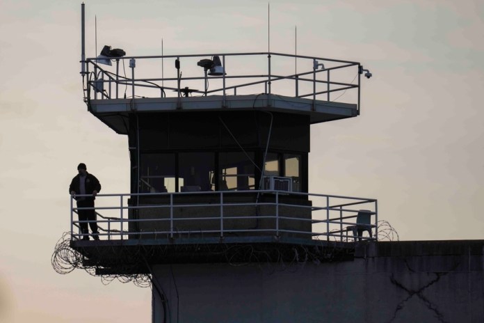 Un guardia en una torre de vigilancia en la Prisión Estatal de Indiana, el martes 17 de diciembre de 2024 en Michigan City, Indiana, donde estaba programada la ejecución de Joseph Corcoran, de 49 años, condenado por la muerte de su hermano y otras tres personas en 1997, antes del amanecer del miércoles 18 de diciembre. Foto La Hora : AP