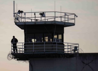 Un guardia en una torre de vigilancia en la Prisión Estatal de Indiana, el martes 17 de diciembre de 2024 en Michigan City, Indiana, donde estaba programada la ejecución de Joseph Corcoran, de 49 años, condenado por la muerte de su hermano y otras tres personas en 1997, antes del amanecer del miércoles 18 de diciembre. Foto La Hora : AP