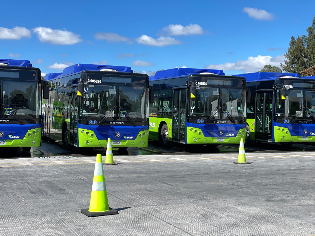 Las nuevas líneas de TuBus cuentan con una gran cantidad de pilotos mujeres para su operación en la ciudad. Foto La Hora: José Orozco.