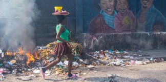 Imagen de archivo de una mujer que camina en Puerto Príncipe (Haití). EFE/ Johnson Sabin