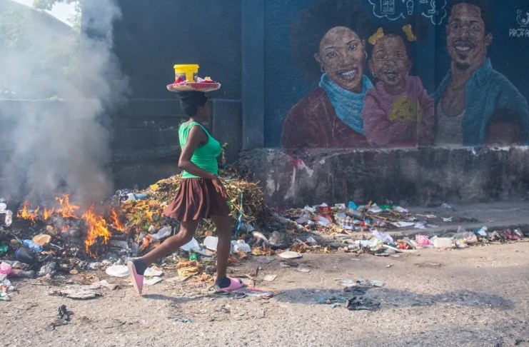 Imagen de archivo de una mujer que camina en Puerto Príncipe (Haití). EFE/ Johnson Sabin