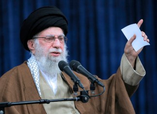 Periodista iraní-estadounidense es condenado a 10 años de cárcel en Irán En esta foto, publicada por un sitio web oficial del líder supremo iraní, el ayatolá Ali Khamenei habla en una reunión en Teherán, Irán, el miércoles 11 de diciembre de 2024. Foto La Hora: AP