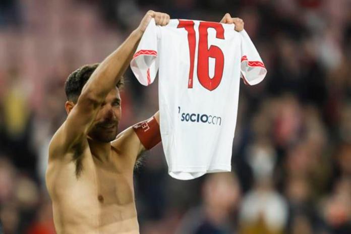 Jesús Navas (c), se despide de la afición tras el encuentro correspondiente a la jornada 17 de Laliga EA Sports que disputaron Sevilla y Celta en el estadio Sánchez-Pizjuán de Sevilla. Foto: La Hora