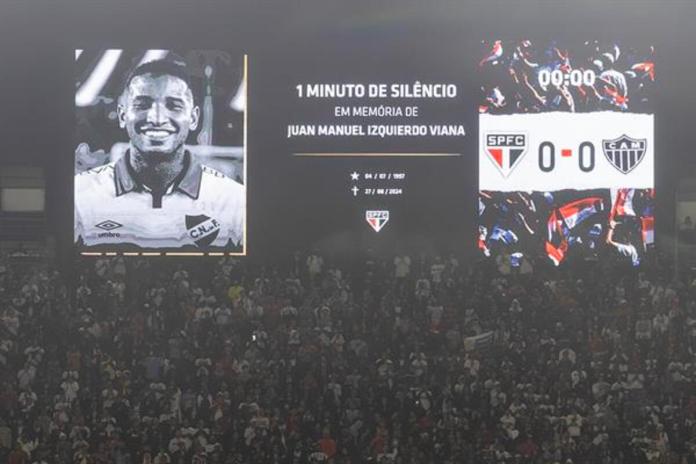 Jugadores de Sao Paulo y de Mineiro guardan un minuto de silencio por el fallecimiento del jugador uruguayo Juan Manuel Izquierdo. Foto La Hora: EFE Archivo