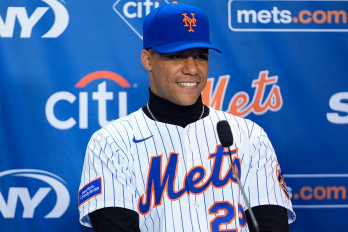 El dominicano Juan Soto, de los Mets de Nueva York, sonríe durante una conferencia de prensa el jueves 12 de diciembre de 2024 Foto La Hora: AP