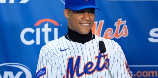 El dominicano Juan Soto, de los Mets de Nueva York, sonríe durante una conferencia de prensa el jueves 12 de diciembre de 2024 Foto La Hora: AP