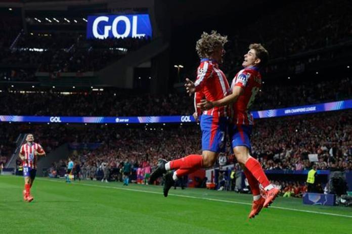 Julián Álvarez y Griezmann celebran un gol. Foto La Hora: EFE