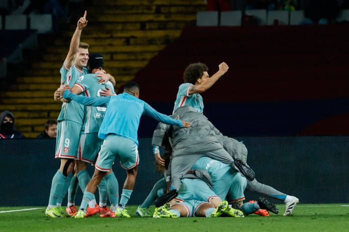 Jugadores del Atlético de Madrid celebran el gol de la victoria en el encuentro de la liga española ante el Barcelona el sábado 21 de diciembre del 2024. Foto La Hora: AP