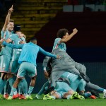 Jugadores del Atlético de Madrid celebran el gol de la victoria en el encuentro de la liga española ante el Barcelona el sábado 21 de diciembre del 2024. Foto La Hora: AP