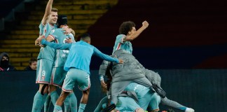 Jugadores del Atlético de Madrid celebran el gol de la victoria en el encuentro de la liga española ante el Barcelona el sábado 21 de diciembre del 2024. Foto La Hora: AP