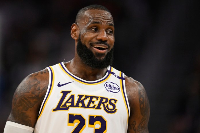 El alero de los Lakers de Los Ángeles LeBron James en el encuentro ante los Warriors de Golden State el miércoles 25 de diciembre del 2024 Foto La Hora: AP