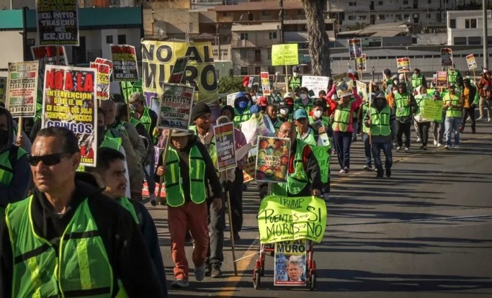 Un grupo de migrantes se manifiesta en el puerto internacional de San Ysidro este miércoles, en la ciudad fronteriza de Tijuana (México). EFE/Joebeth Terriquez