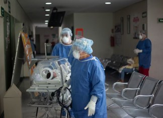 Trabajadores del sector salud trasladan a un bebé en el Instituto de Salud del Estado de México, en Toluca, en mayo de 2020. Monica Gonzalez (EL PAIS)