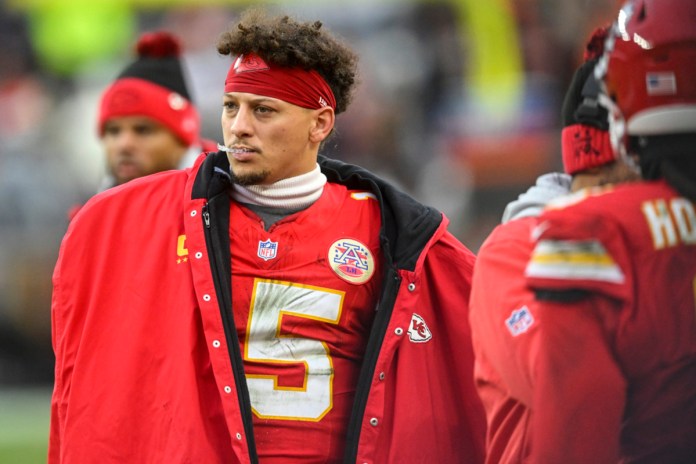 El mariscal de campo de los Chiefs de Kansas City, Patrick Mahomes, observa el juego durante la segunda mitad de un partido de fútbol americano de la NFL contra los Browns de Cleveland, el domingo 15 de diciembre de 2024, en Cleveland. Foto La Hora: AP