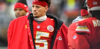 El mariscal de campo de los Chiefs de Kansas City, Patrick Mahomes, observa el juego durante la segunda mitad de un partido de fútbol americano de la NFL contra los Browns de Cleveland, el domingo 15 de diciembre de 2024, en Cleveland. Foto La Hora: AP