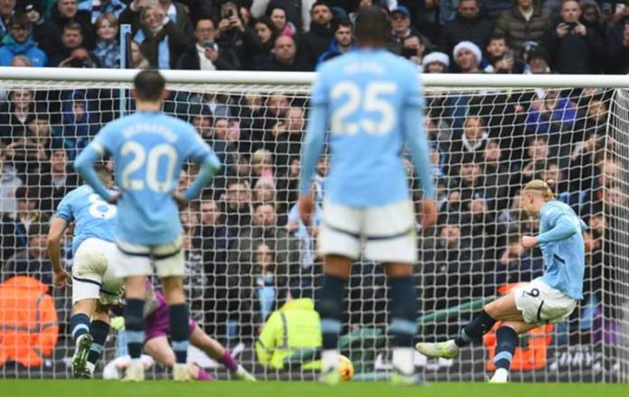 El portero del Everton Jordan Pickford detiene un penalti al delentero del del Manchester City Erling Haaland (d) durante el partido de la Premier League Manchester City y Everton, en Manchester, Foto La Hora: EFE