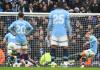 El portero del Everton Jordan Pickford detiene un penalti al delentero del del Manchester City Erling Haaland (d) durante el partido de la Premier League Manchester City y Everton, en Manchester, Foto La Hora: EFE