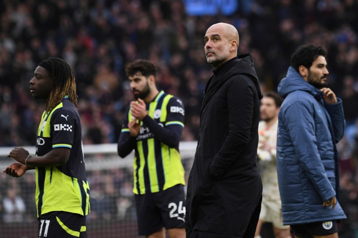 El entrenador del Manchester City, Pep Guardiola, en el centro, y los jugadores abandonan el campo al final del partido de fútbol de la Liga Premier inglesa entre Aston Villa y Manchester City, en Villa Park en Birmingham, Inglaterra, el sábado 21 de diciembre de 2024. Foto La Hora: AP