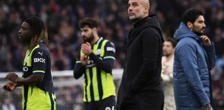 El entrenador del Manchester City, Pep Guardiola, en el centro, y los jugadores abandonan el campo al final del partido de fútbol de la Liga Premier inglesa entre Aston Villa y Manchester City, en Villa Park en Birmingham, Inglaterra, el sábado 21 de diciembre de 2024. Foto La Hora: AP