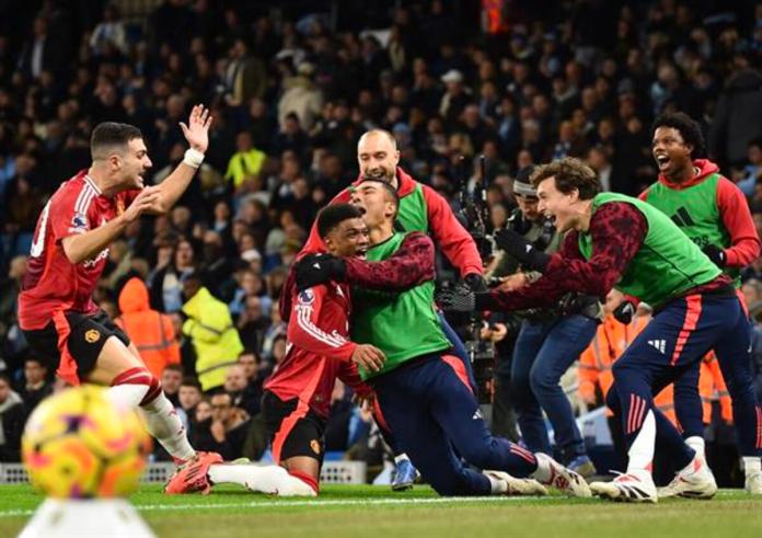 El jugador del Manchester United Amad Diallo (C-I) celebra el gol del triunfo con sus compañeros durante el partido de la Premier League que han jugado Manchester City y Manchester United, en Manchester, Reino Unido. Foto La Hora: AP