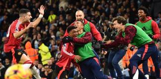 El jugador del Manchester United Amad Diallo (C-I) celebra el gol del triunfo con sus compañeros durante el partido de la Premier League que han jugado Manchester City y Manchester United, en Manchester, Reino Unido. Foto La Hora: AP