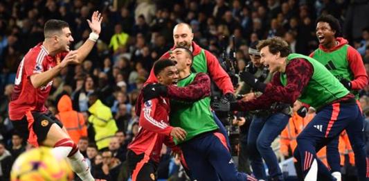 El jugador del Manchester United Amad Diallo (C-I) celebra el gol del triunfo con sus compañeros durante el partido de la Premier League que han jugado Manchester City y Manchester United, en Manchester, Reino Unido. Foto La Hora: AP