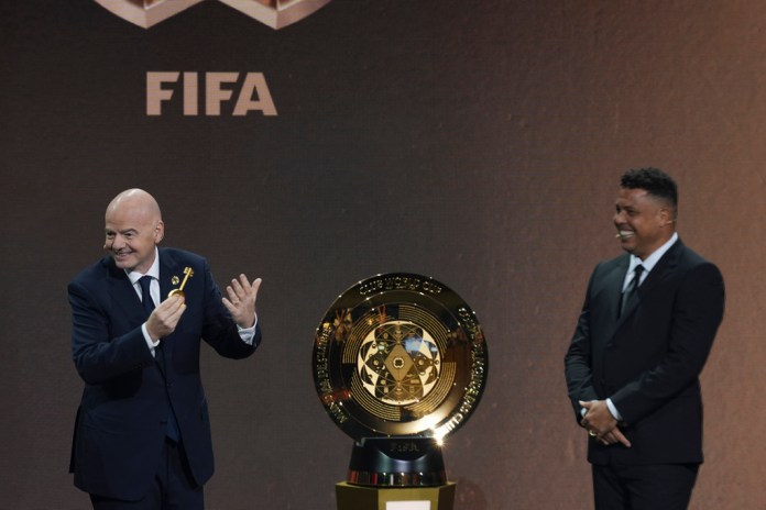 El presidente de la FIFA y el retirado futbolista Ronaldo presenta el trofeo del Mundial de Clubes, el jueves 5 de diciembre de 2024, en Miami. Foto La Hora: AP